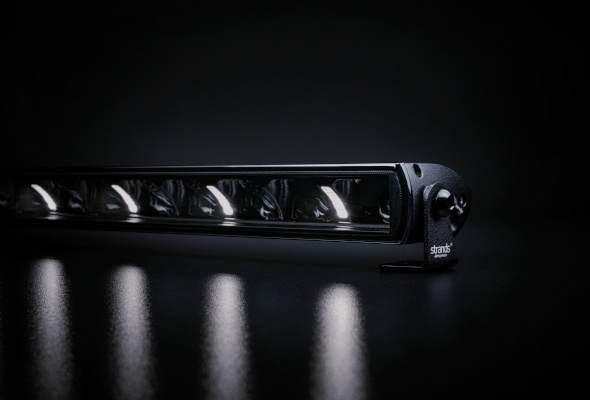 En mörk LED-ramp med flera lampor, elegant och stilren design.