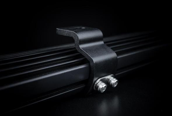 En svart monteringsbracket för en LED-ramp.