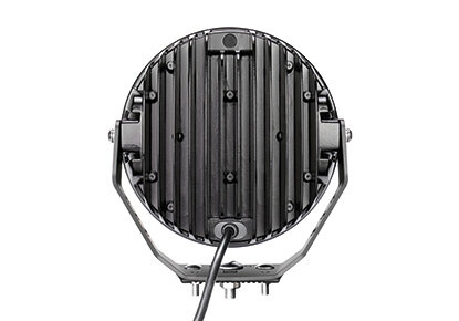 En rund extraljus med svart design och kabelanslutning.