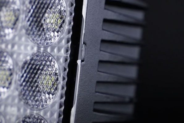 Arbetsljus med LED-lampor och kylfläns för effektiv värmeavledningen.