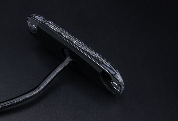 LED-blixtljus med klar lins och svart kabel.