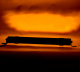 NIZLED B108DL1, 20 tum / 53.4 cm LED-ramp, 108W En LED-ramp med orange belysning, monterad på en svart bas.