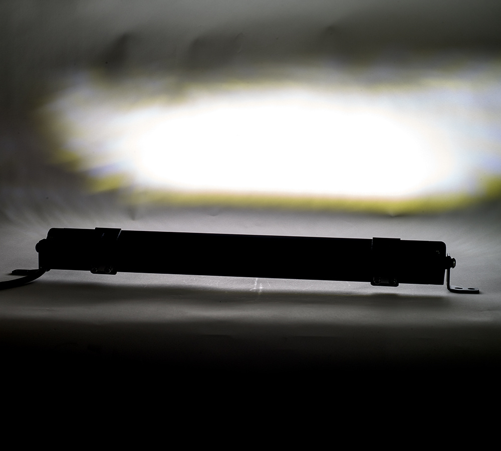 En LED-ramp med låg profil, 20 tum lång och mörk design.