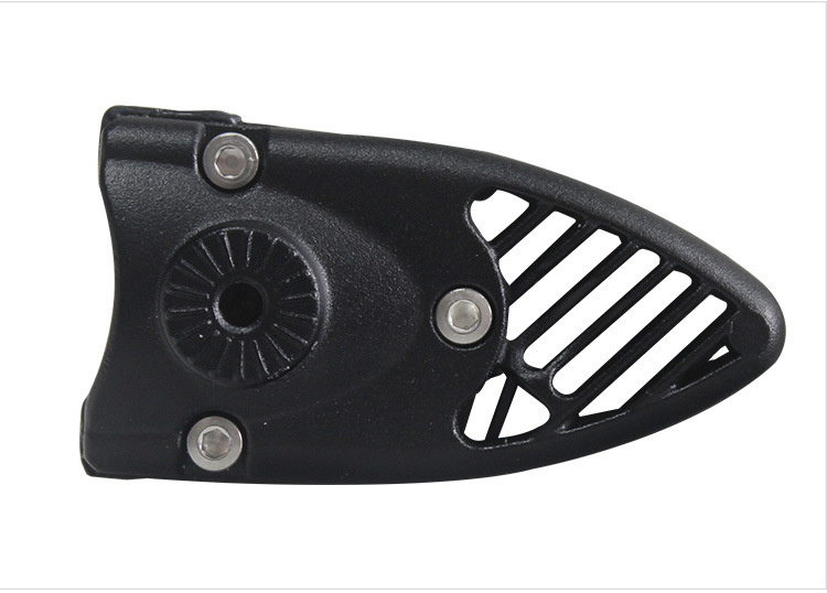 En svart LED-rampfäste med luftintag och skruvar.