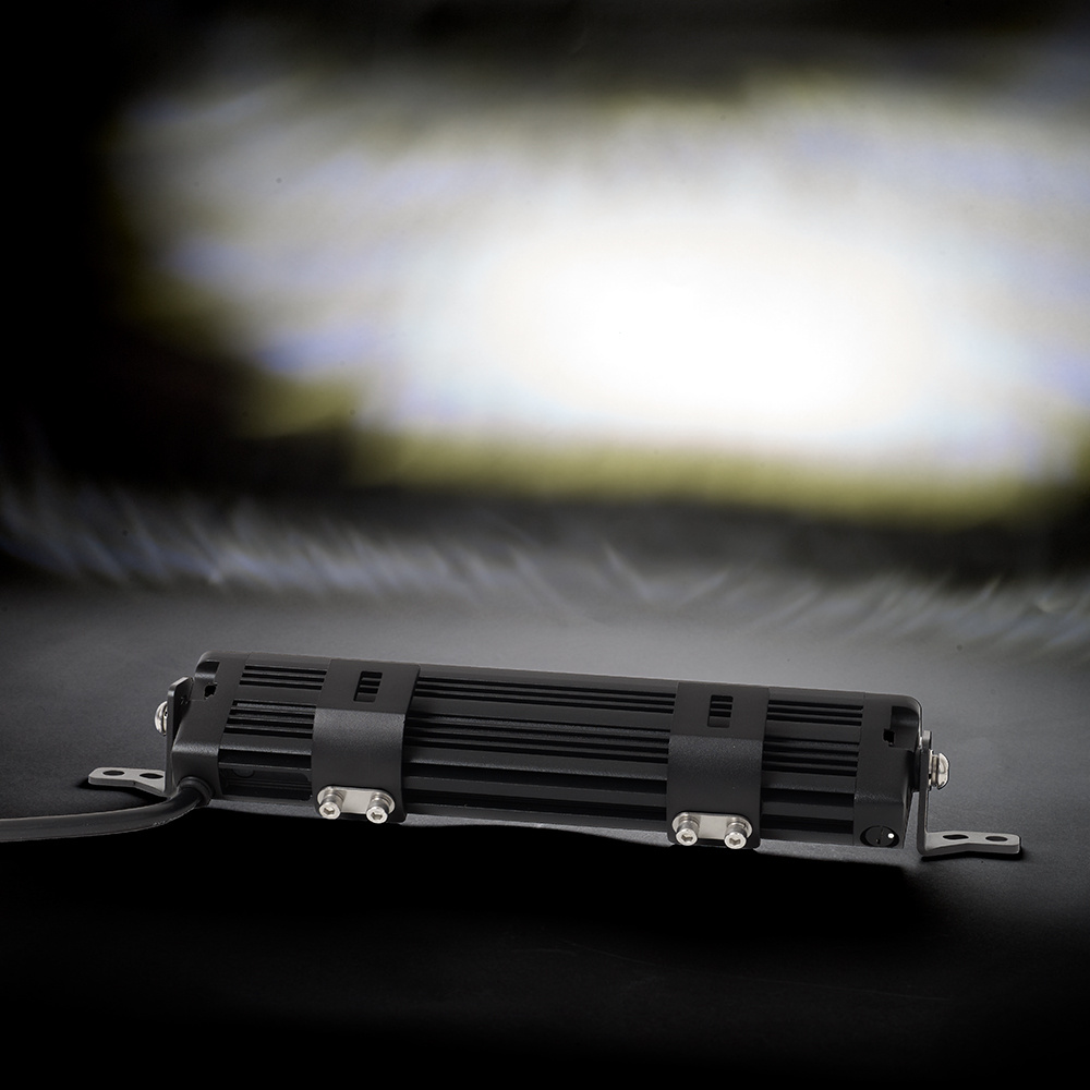 En LED-ramp med svart hölje och monteringsfästen.