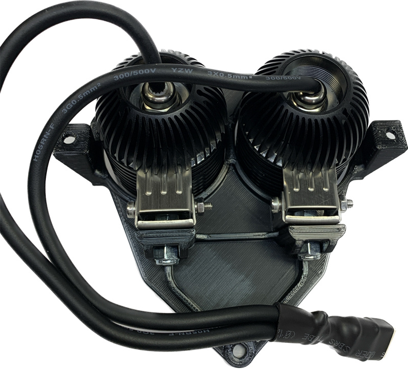 Lampfäste med två R40DRL-lampor och kablar, utan kåpa.