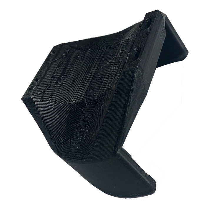 3D-printad snusdosehållare för montering på mc, vinklad bakåt.