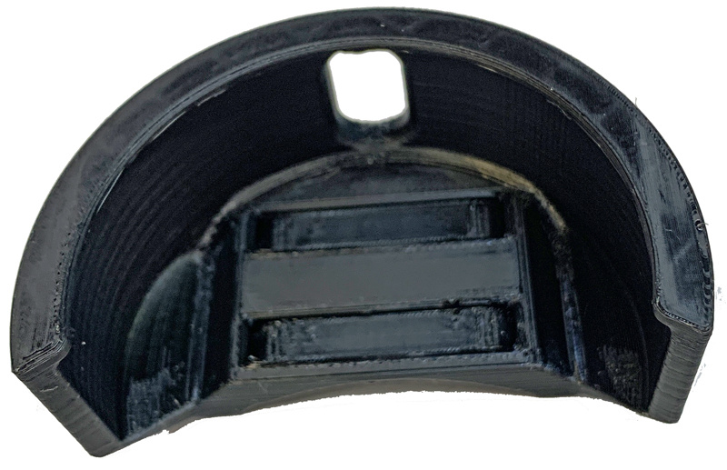 En 3D-printad snusdosehållare för gaffelben på motorcykel.