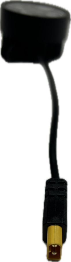 En svart kabel med en kontakt i ena änden och en rund del i andra änden.