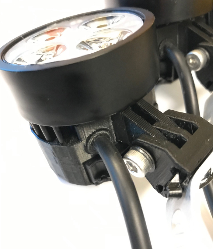 Pannlampa med flera LED-lampor och hållare, svart plastmaterial.