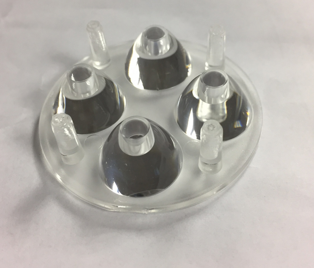 En transparent 3D-lins med fyra konformade element.