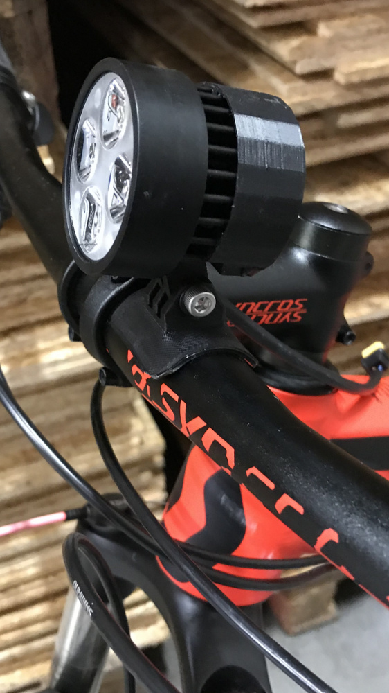 3D-tryckt fäste för GoPro, monterat på cykelstyre med lysen.
