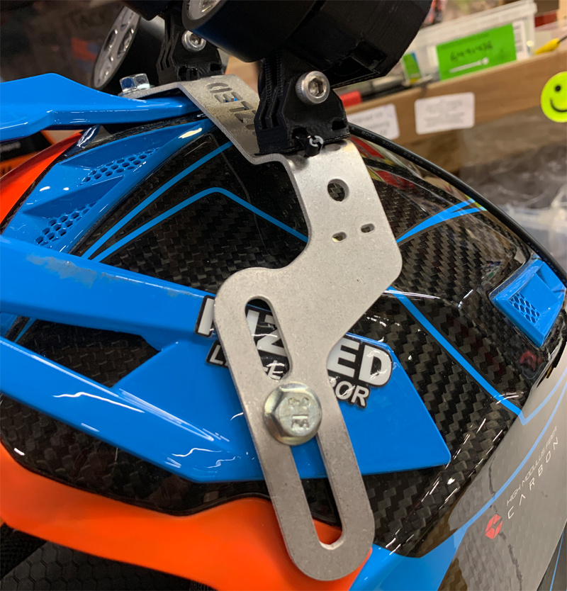 Hjälmfäste för montering av E40F lampor på hjälm.