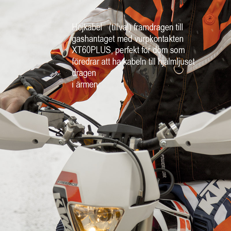 En person på motorcykel med fokus på kontrollsystemet och lampkabeln.