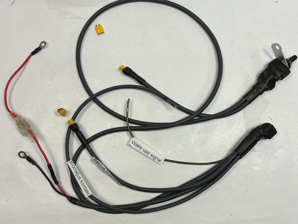 Strömkabelsats med kontakter och sladdar för E-registrering.