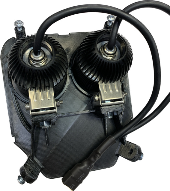 Dubbel lampfäste med två LED-enheter och anslutningssladd.