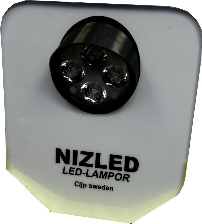 En vit singellampfäste med fyra LED-lampor.