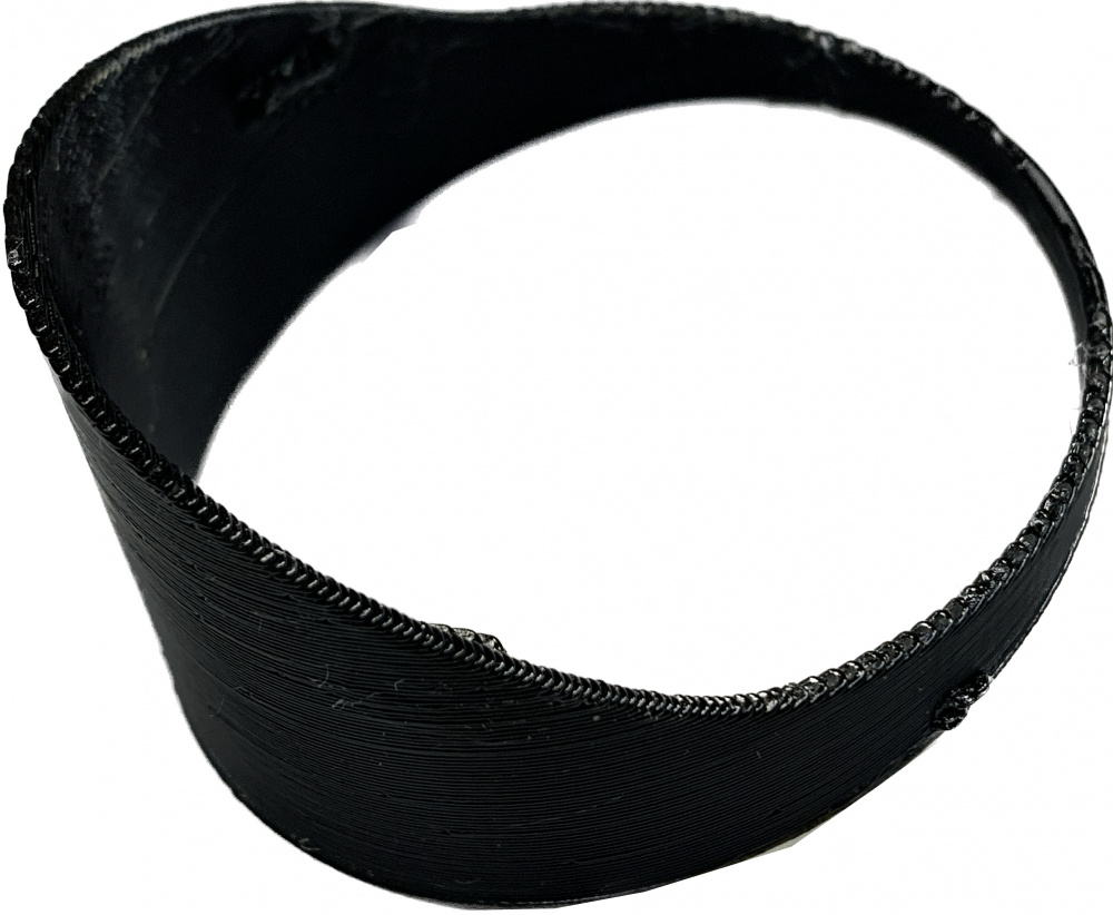 Svart plastdel, trolig kopplingsring för lampkepsar.