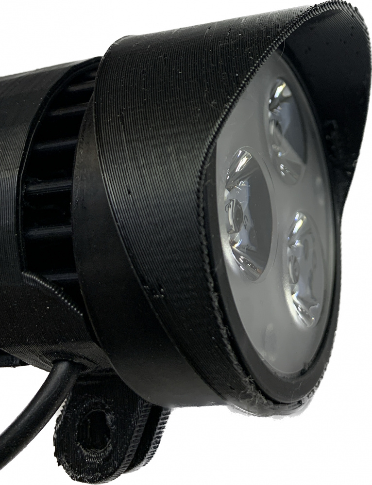 En svart lampkeps med tre LED-lampor synliga.