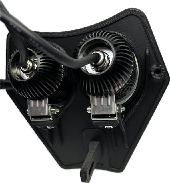 Lampfäste med två NIZLED 80W R40DRL kallvita lampor.