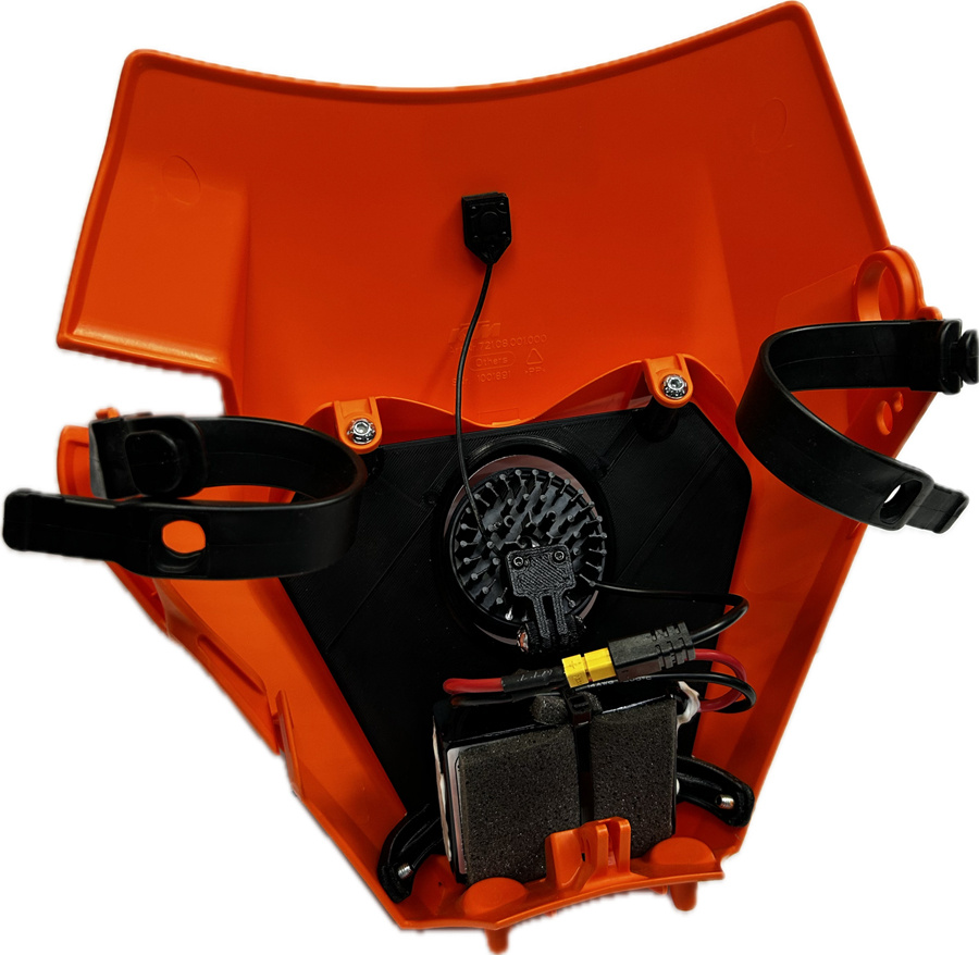 Singelkåpa i orange plast med svart trim och monteringsdetaljer.