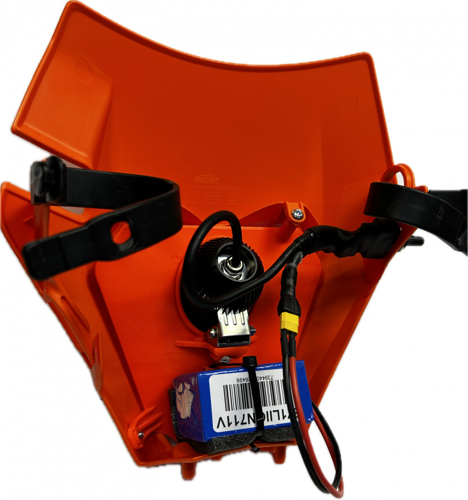 Singelkåpa för KTM 85cc med elektriska komponenter och fästen.