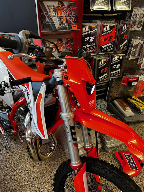 En röd motorcykel med en singelkåpa och LED-lampa.