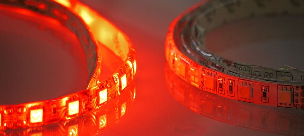 Röd LED-tape, 24V, 5 meter lång, med ljusa dioder.