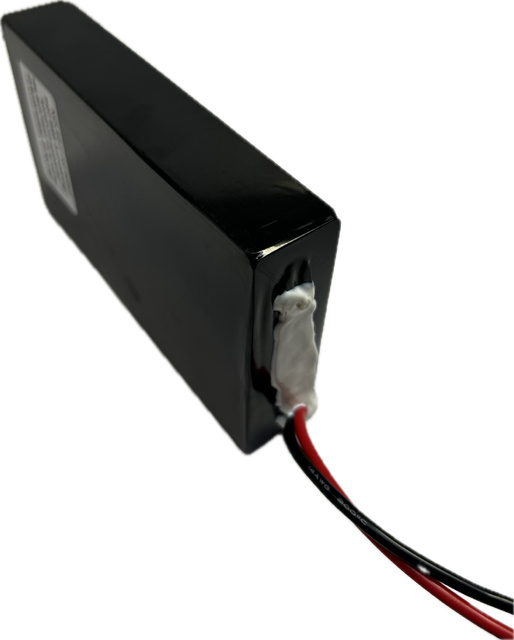 Ett svart Li-ion batteri med kablar och tydlig etikett.