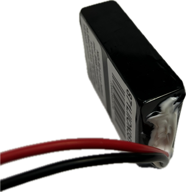 Li-ion batteri med svart hölje och kablar i rött och svart.