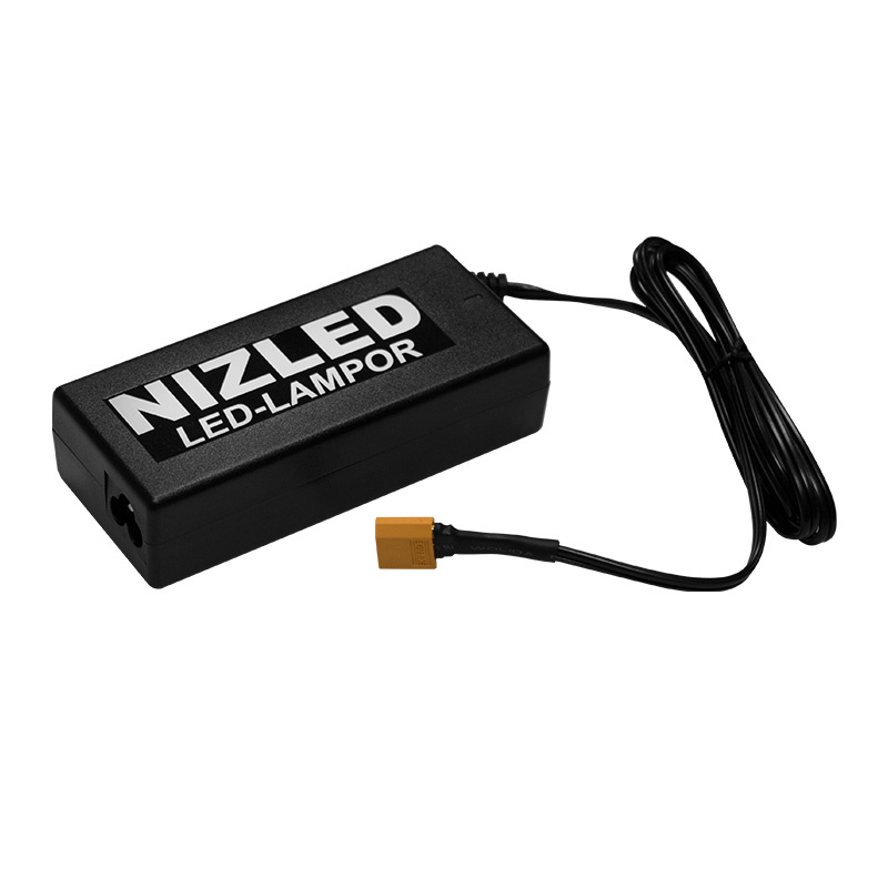 Laddare för li-ion batteri med XT30 kontakt, svart och kompakt design.