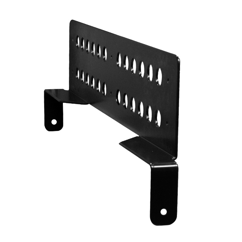 Nummerplåtfäste i svart metall med hål för enkel montering.