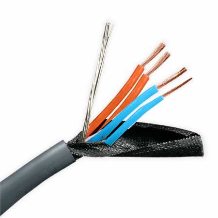 Strömkabel med fyra ledare i svart hylsa.