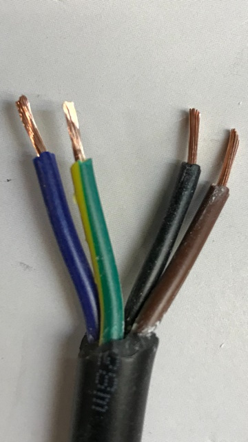 En svart strömkabel med fyra ledare i olika färger.