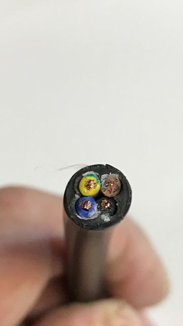 Svart strömkabel med fyra ledare i olika färger.