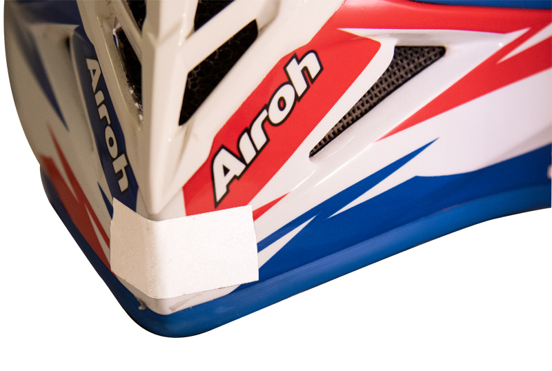 Klisterreflex i gult på en hjälm, storlek ca 5x2 cm.