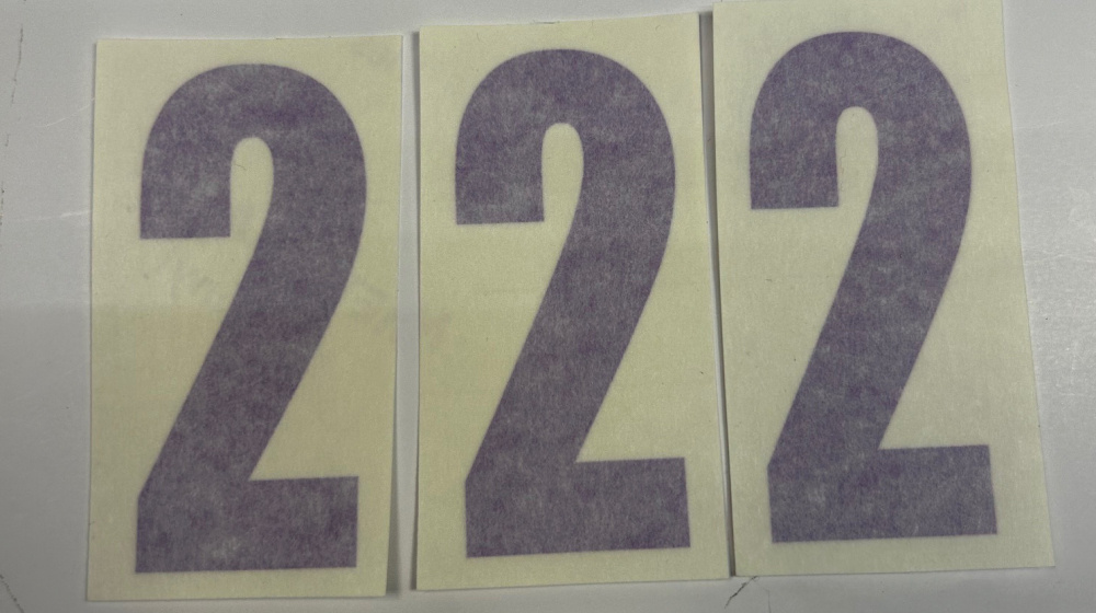 Tre svart sifferdekaler med numret 222.