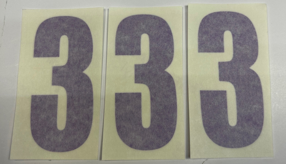 Tre lila sifferdekaler med siffran 3.