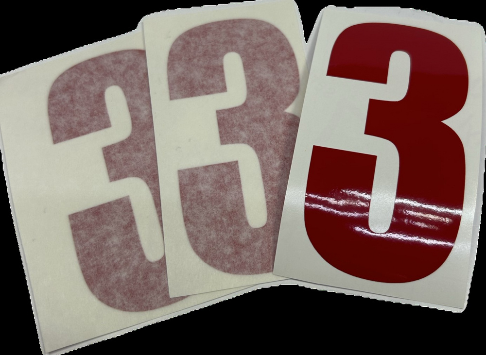 Tre röda sifferdekaler i storlek 10x5 cm, visar siffran 3.