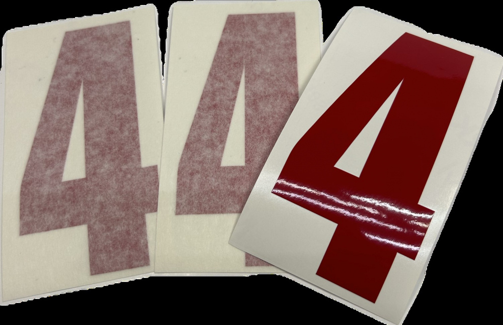 Tre röda sifferdekaler med siffran 4, 10x5 cm.