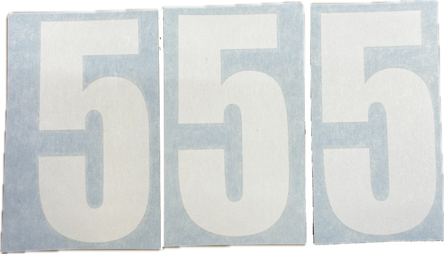 Sifferdekal med tre vita siffran 5, mått 10x5 cm.