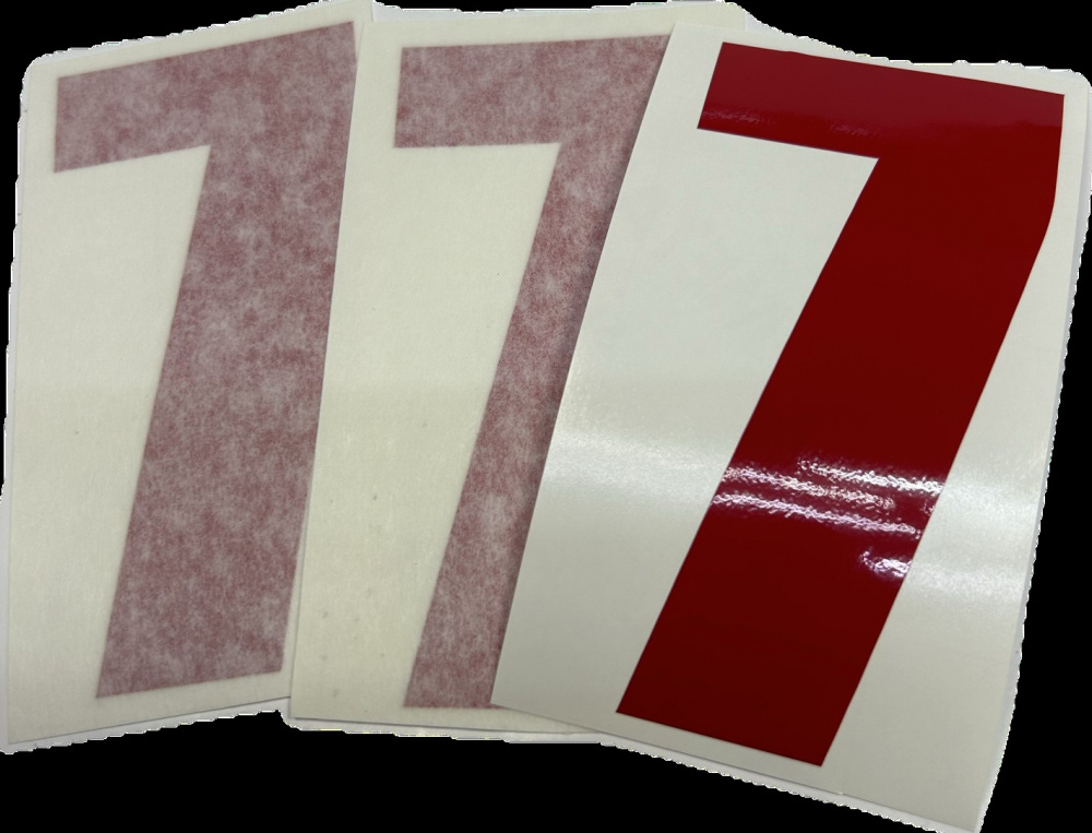 Tre röda siffror med nummer 7 på vit bakgrund.