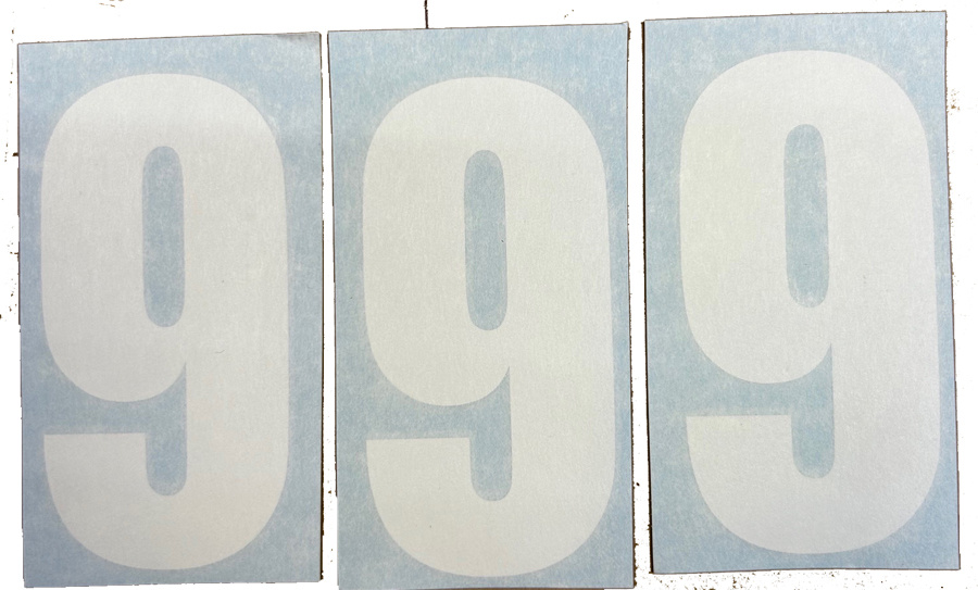 Tre vita siffror: 9, 9, 9 på blå bakgrund.