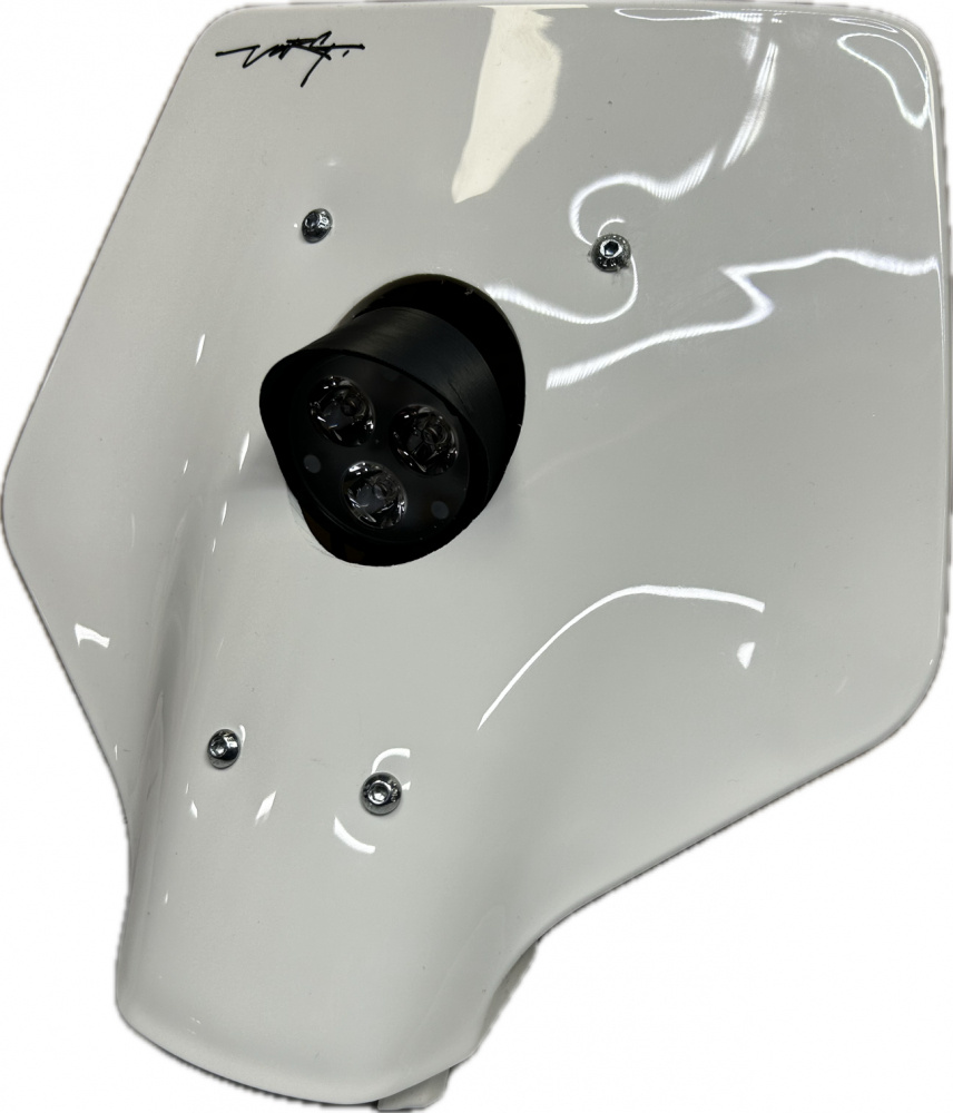 Lampkåpa i vitt med tre LED-lampor och fästen.