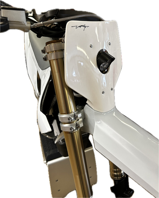 En vit lampkåpa med ett monterat LED-ljus på en motorcykel.