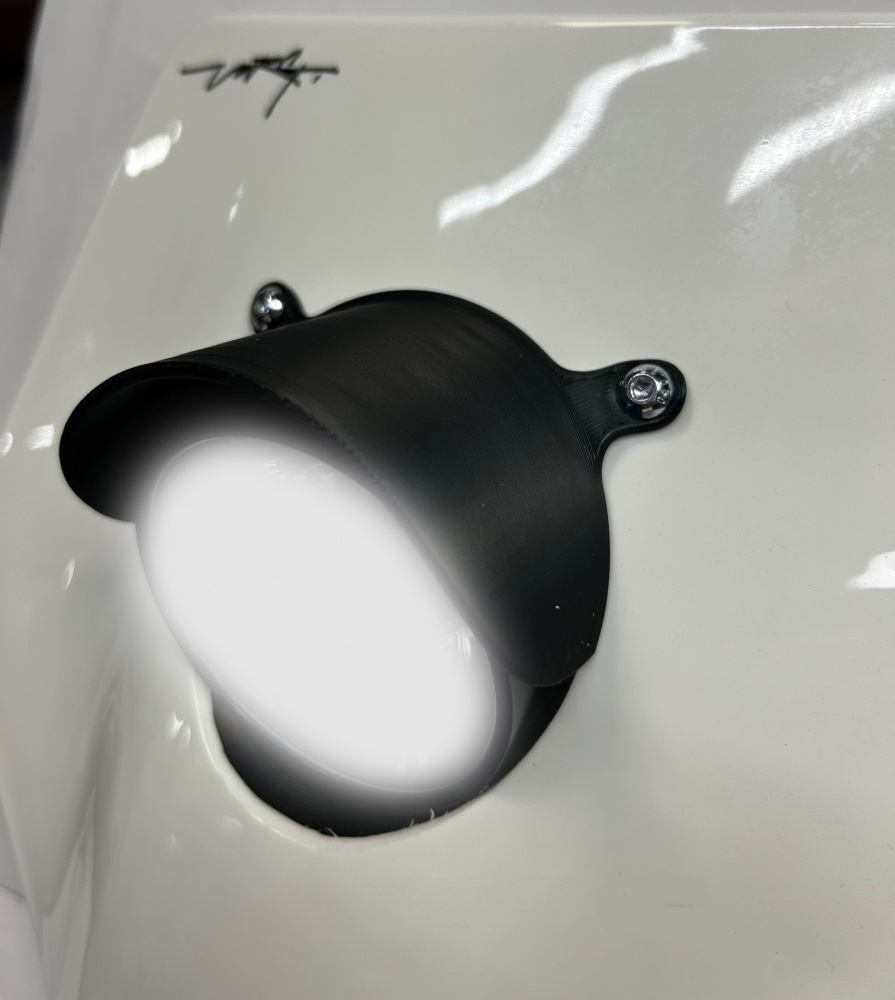 Lampkeps i svart plast till Stark Varg kåpan med en rund ljuskälla.