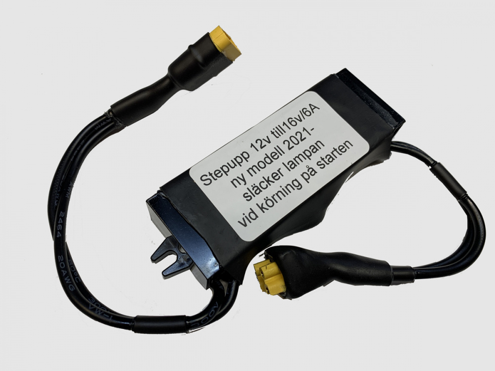 En enhet med kablar för att styra lampan vid motorstart.