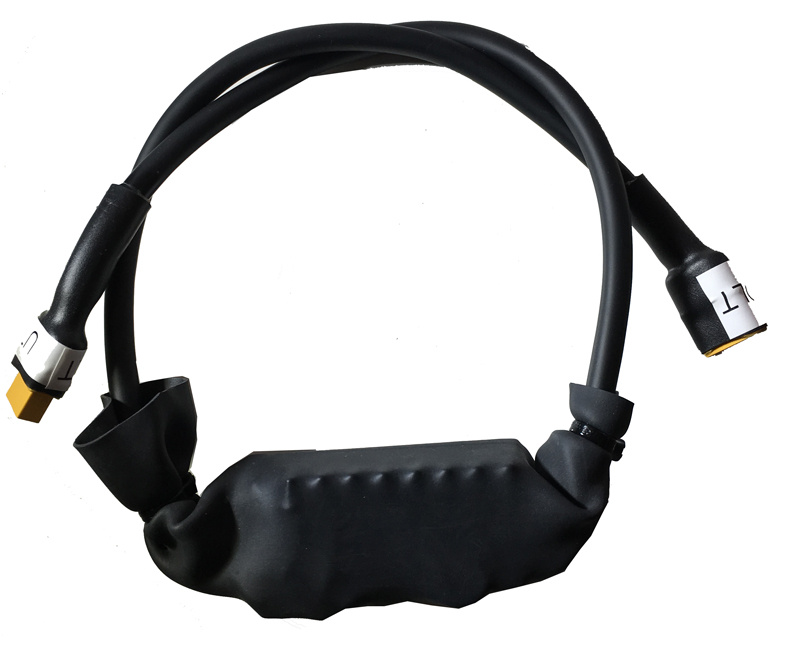 Kablar med anslutningar för Stepupp 12-16V/6A på hjälm.