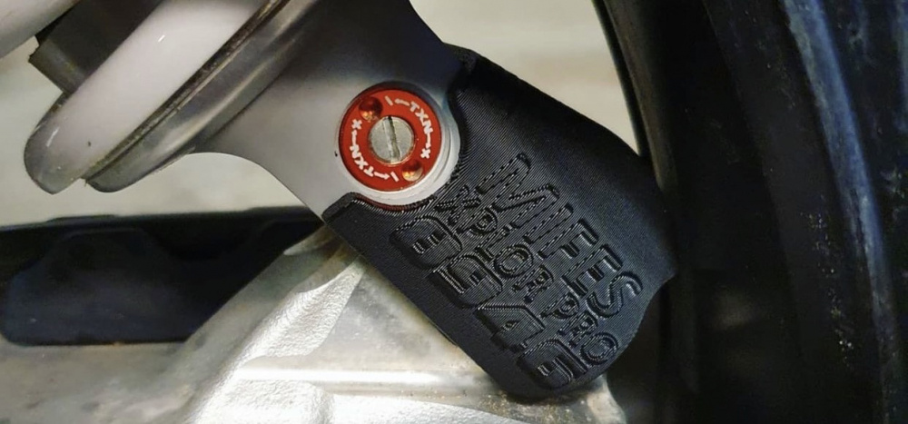 Svart 3D-printat svingskydd för KTM Super Trax xplor pro 8946.