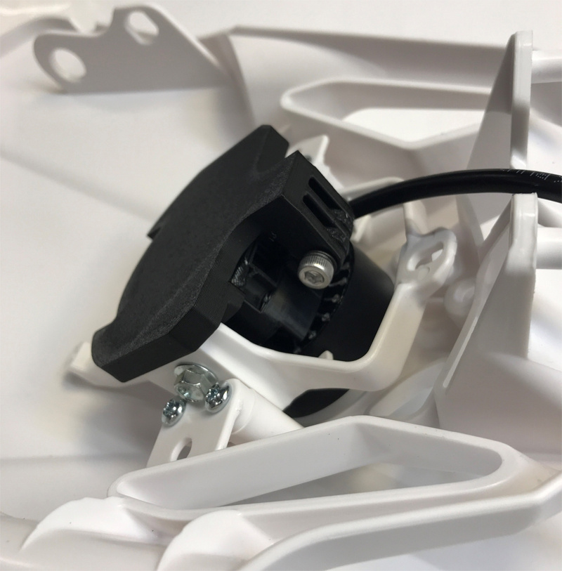 Lampkåpa i vit plast med monteringsdelar för TM Racing 2020-2022.